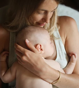 Szoptatás és kötődés az újszülött babáddal